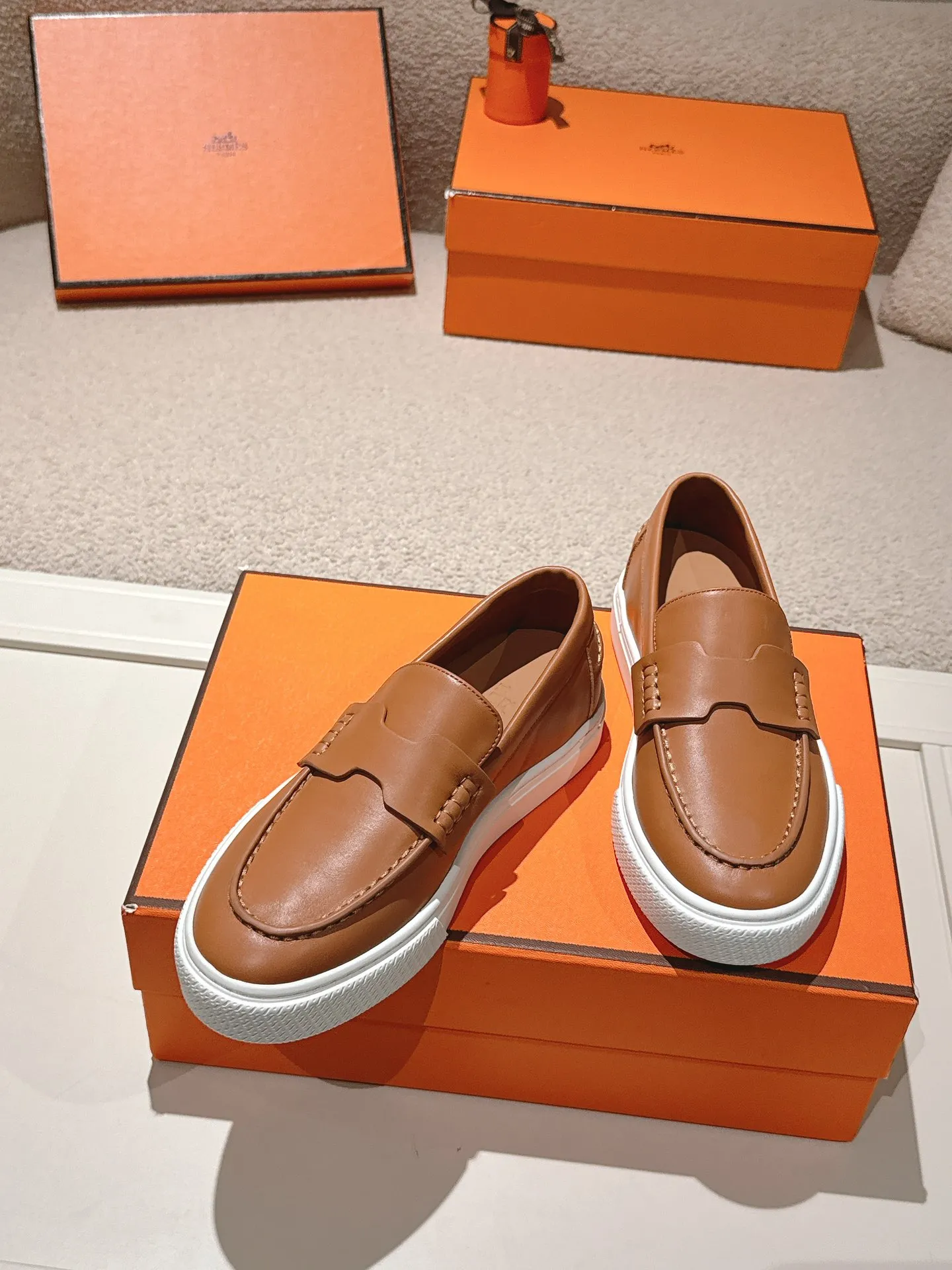 Men's men's shoes P620! Hermes# Thick Sole Couple Loafers These lace-up free sneakers in calfskin and washed denim feature signature "H" details. The design is simple and smooth, creating a fashionable urban look. It is comfortable and versatile. H family classics are not outdated, and the delivery counter is beautifully packaged🛍📦 Fabric: Original customized washed denim/first-layer cowhide Lining: Imported soft sheepskin Sole: Original open-molded anti-slip TPU material Size: 35-45